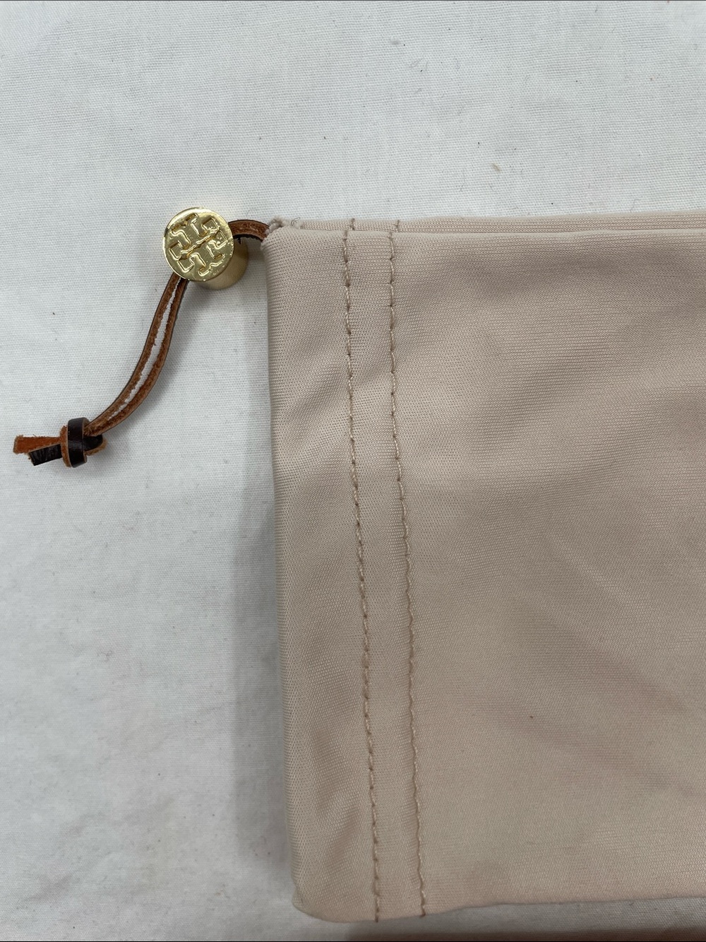 NEW! Tory Burch Saffiano Continental Glass Case with Logo Medallion & Dust Bag. - Picture 3 of 9